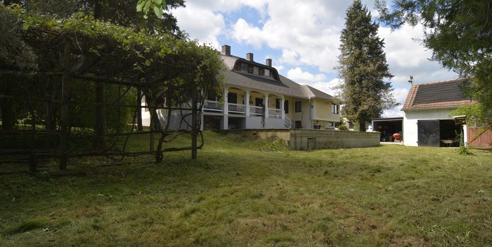 Herrschaftliches Landhaus mit einer Grundstücksfläche von 5.588 m²